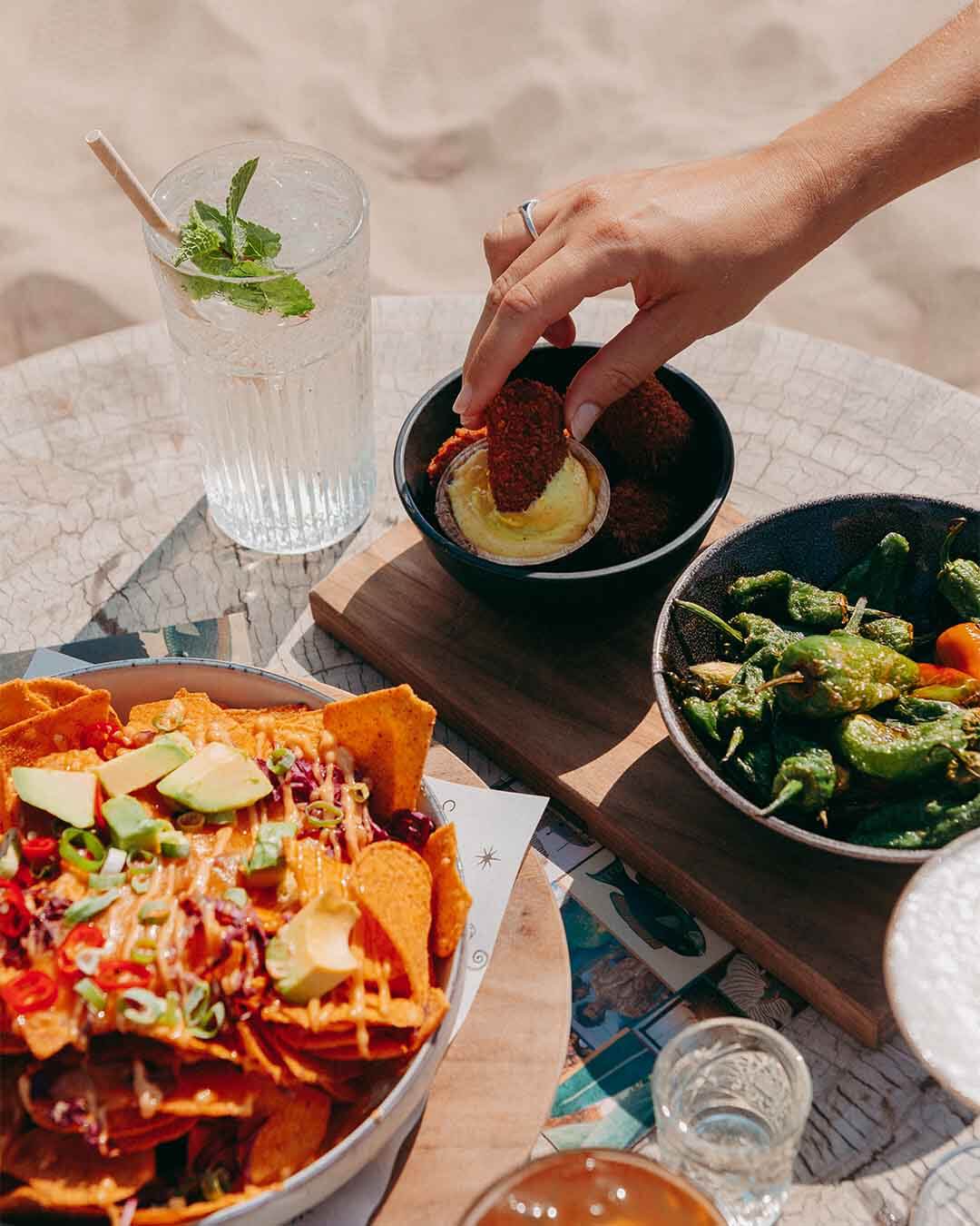 Borrel met nacho's, rendangkroketten en padron pepers