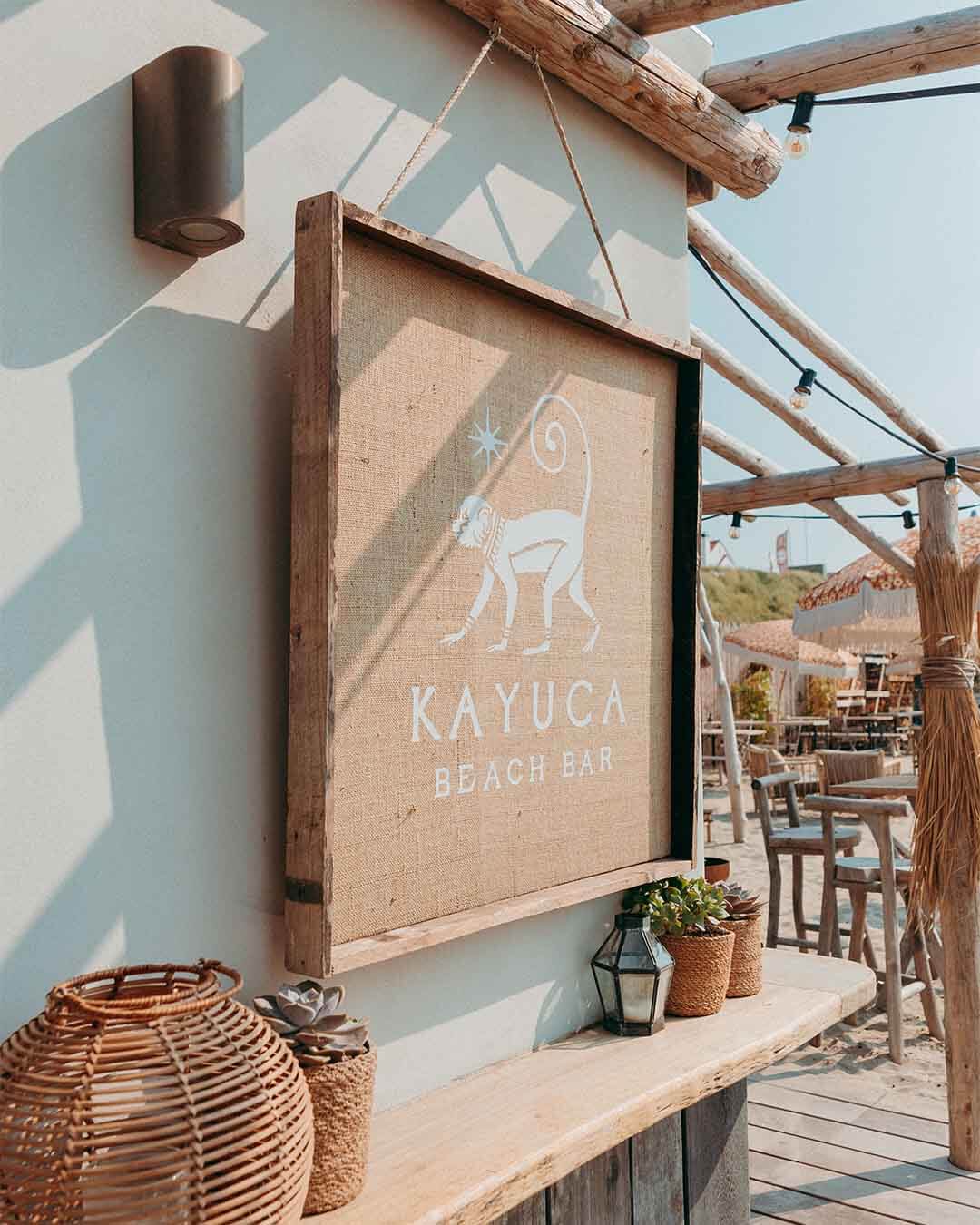 Detailshot van het logo op jute bij de strandbar