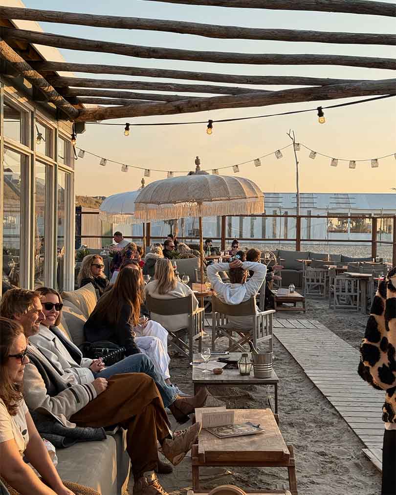 Vol terras bij zonsondergang in het zand